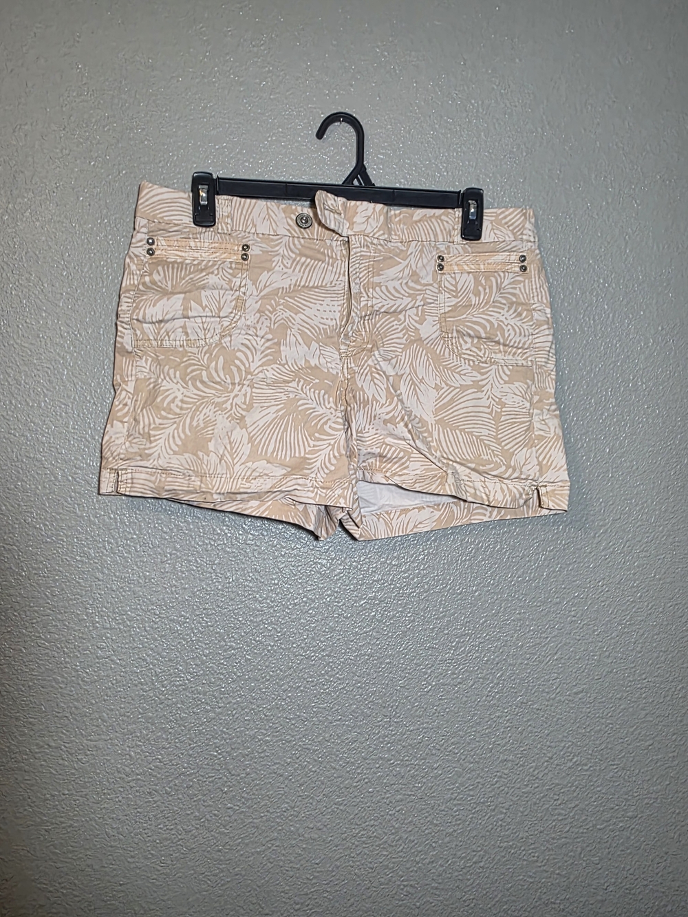 Bandolino Tan & White Leaf-Print Jean Shorts